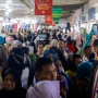Jelang Lebaran, Warga Serbu Pasar Tanah Abang untuk Belanja Baju Baru