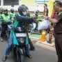 Kejagung Bagikan 1.000 Sembako, Ojol hingga Sopir Bajaj Antre