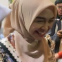 Kembali Hadir Bersidang, Sikap Ria Ricis Langsung Jadi Sorotan Setelah Lakukan Hal Ini ke Teuku Ryan