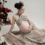 8 Potret Maternity Shoot Terbaru Laura Theux, Pamer Bare Baby Bump