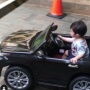 Heboh Anak Sandra Dewi Raphael Moeis Setir Mobil Mewah Sendiri Keliling Taman, Netizen: Rumah Rasa Istana!