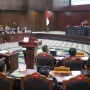 Hakim MK Ungkit Momen Jokowi Bagi-bagi Bansos di Depan Istana: Timbulkan Fitnah dan Curiga