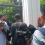 Desak-desakan Saat Antre Open House Jokowi, Seorang Perempuan Pingsan