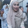 Kenakan Baju Kembar dengan Keluarga, Ayu Ting Ting Terbirit-birit Kejar Waktu Salat Ied