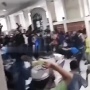 Rusuh! Anak-anak Saling Lempar Sandal di Masjid Raya Makassar Saat Bagikan THR