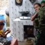 Kejutan Lebaran! Prajurit TNI Pulang Kampung Diam-diam, Air Mata Ibu Mengalir Bahagia
