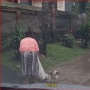 Nenek Ini Buang Sampah di Luapan Air, Yang Lihat Cuma Bisa Bilang Miris