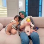 Selfie Bareng Rafathar, Baby Lily Diduga Pakai Bando Lebih Mahal Dari UMR Jakarta