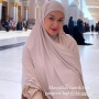 5 Potret Rebecca Klopper Berhijab Saat Umroh: Adem Banget Kayak Ubin Masjid!