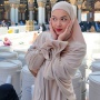Umbar Foto Ibadah Umrah, Penampilan Rebecca Klopper Jadi Alim dan Adem