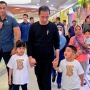Sedang Layani Bobby Nasution Pilih Sepatu, Karyawan Toko Ini Tak Sadar Diperhatikan Oleh Jokowi