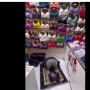Viral Pria Ditertawakan saat Salat Menghadap Pakaian Dalam Wanita, Netizen Geram