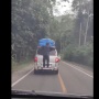 Bahaya, Pemudik Nekat Gantung di Belakang Mobil Bikin Sport Jantung