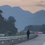 Ditinggal Saat ke Toilet, Pria Malaysia Nekat Berlari Kejar Bus di Jalan Tol, Berhasilkah Dia?