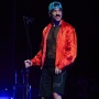 Main ke Indonesia, Vokalis Red Hot Chili Peppers Anthony Kiedis Asyik Isap Rokok Bareng Warga Lokal