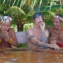 Anthony Kiedis Makan Lesehan di Mentawai, Diledek Karena Tak Pakai Sambal