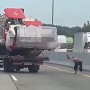 Viral Video Seorang Pria Kejar Truk Hilang Kendali hingga Tersungkur di Exit Gerbang Tol Kalikangkung Semarang