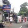 Mobil Ambulans Ngebut Terguling Di Tulungagung, Warga Kaget Saat Evakuasi Isinya Emak-emak Berhijab