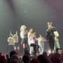 Konser di Indonesia, TVXQ Pakai Bando Kucing Nyanyikan Hug