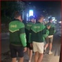 Rombongan Bule Bangga Jalan Kaki Pakai Jaket Hijau Khas Ojol