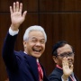 Ganjar Pranowo Potong Rambut di Depan Rumah, Publik: Lagi Buang Sial Ya, Mas?