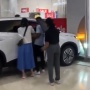 Viral! Bocil Main di Mobil Display Berujung Tabrak Toko, Warganet: Namanya Juga Anak-anak