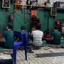 Masya Allah, Bengkel Motor Gelar Salat Berjamaah saat Adzan Tiba