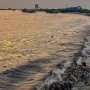 Pernah Dibersihkan Tim Pandawara, Kondisi Sampah di Pantai Teluk Labuan Kini Makin Parah