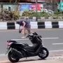 Patut Diacungi Jempol, Bule di Bali Sapu Jalanan Karena Tak Sengaja Pecahkan Botol