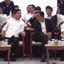 Handphone Anies Jatuh Saat Ngobrol Bareng Gibran, Lagi Salting Kah?