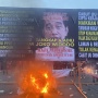 Massa Aksi May Day Bubarkan Diri, Flare Dinyalakan, Spanduk Jokowi 'Menyala'