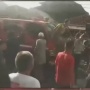 Viral Warga Lempari Mobil Damkar Pakai Batu Gegara Telat ke Lokasi, Publik Murka: Kalian Pikir Superman!