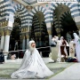 Erina Gudono Salat di Masjid Nabawi Saat Umrah, Ternyata Ini Keutamaannya.