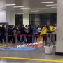 Viral 2 Kubu Suporter Bola Bentrok di Stasiun Manggarai: Pukul-pukulan Bak Film Holligan!