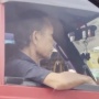 Masih Pakai Selang Oksigen saat Bekerja Antarkan Penumpang, Perjuangan Bapak-bapak Ini Bikin Haru