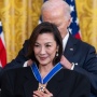 Michelle Yeoh Dianugerahi Presidential Medal of Freedom oleh Joe Biden