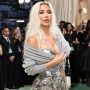 Viral Pinggang Kim Kardashian di Met Gala, Diduga Potong Tulang Demi Tampil Ramping