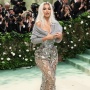 Pinggang Super Ramping Kim Kardashian di Met Gala 2024 Disorot, Ketahui Bahaya Pakai Korset