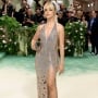 Camila Cabello Tenteng Es Batu Balok di Red Carpet Met Gala 2024, Apa Tujuannya?