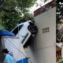Ada Dendam Apa Nih dengan Aparat, Porsche Tabrak Kantor Polisi Hingga Kondisi Mobil Mengenaskan