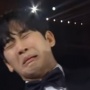 Gemas, Kim Soo-hyun Peragakan Adegan Mabuk Imut Queen of Tears di Baeksang Arts Awards
