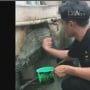 Viral Kisah Pemuda Keliling Bersihkan WC Masjid Seorang Diri, Tak Jijik Sikat Kloset Kotor