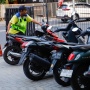 Kisah Unik yang Bikin Heran, Tukang Parkir Kena Tilang Elektronik Gegara Tak Pakai Helm