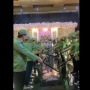 Bukan Pedang Pora, Jajaran Hansip Ini Bagikan Momen Pernikahan Temannya dengan Upacara Pentung Pora
