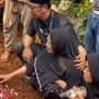 Pemakaman Jhonny Iskandar Diwarnai Isak Tangis: Ayah, ya Allah...