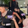 Dikawal Polisi, Karina Ranau Irit Bicara Usai Jenguk Epy Kusnandar di Tahanan