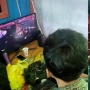 Tak Lihat Biduan, Dua Cowok Ini Asyik Main Tekken di Kondangan