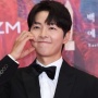 Dianggap Bertolak Belakang, Song Joong Ki Tuai Sorotan Usai Pose Hati di Red Carpet Baeksang Arts Award