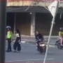 Kena Tilang Polisi, Perempuan Ini Ditinggal Temannya Kabur, Pulang Jalan Kaki
