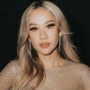 Dress Backless BCL saat Jadi Bintang Tamu di Kantor Suami Tuai Pro Kontra